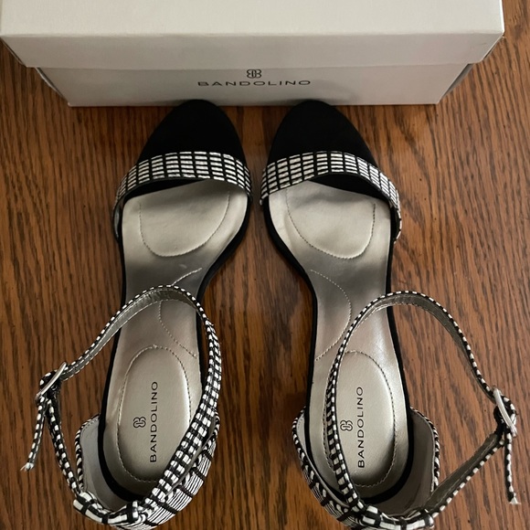 New in Box Bandolino Sandal - Picture 5 of 8